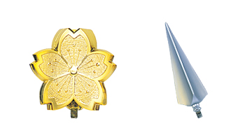旗頭 Aセット：桜型三方正面（左）　Bセット：金属製三方剣（銀色）（右）
