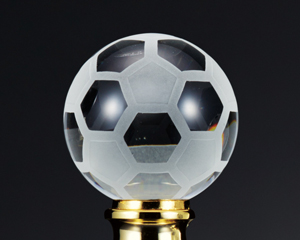 ガラス製のサッカーボールがおしゃれなトロフィー
