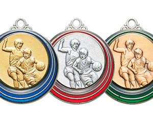 子供に大人気のJAS-RSMカラーメダルの文字彫刻についてのご紹介