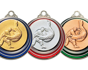 子供柔道大会用の優勝メダルのカラフルなカラーが特徴的