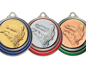 子供空手大会用の優勝メダルのカラフルなかわいいカラーが特徴的