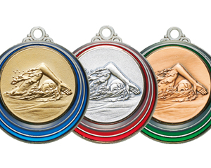 用表彰メダルのカラフルなカラーが特徴的