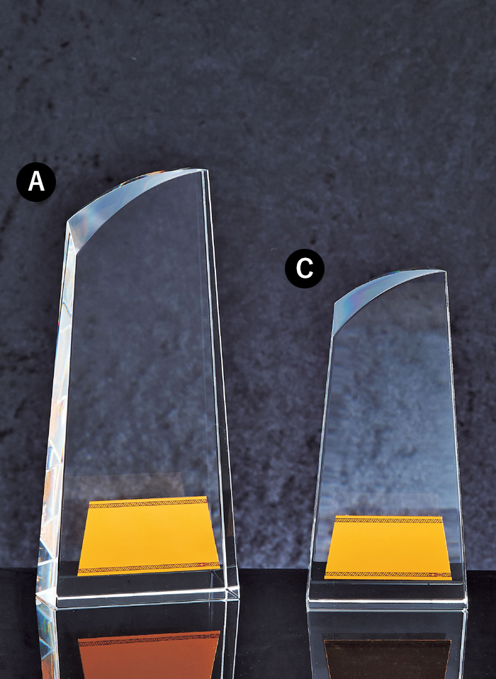 シンプルなデザインが人気のクリスタルトロフィー JG-B-524