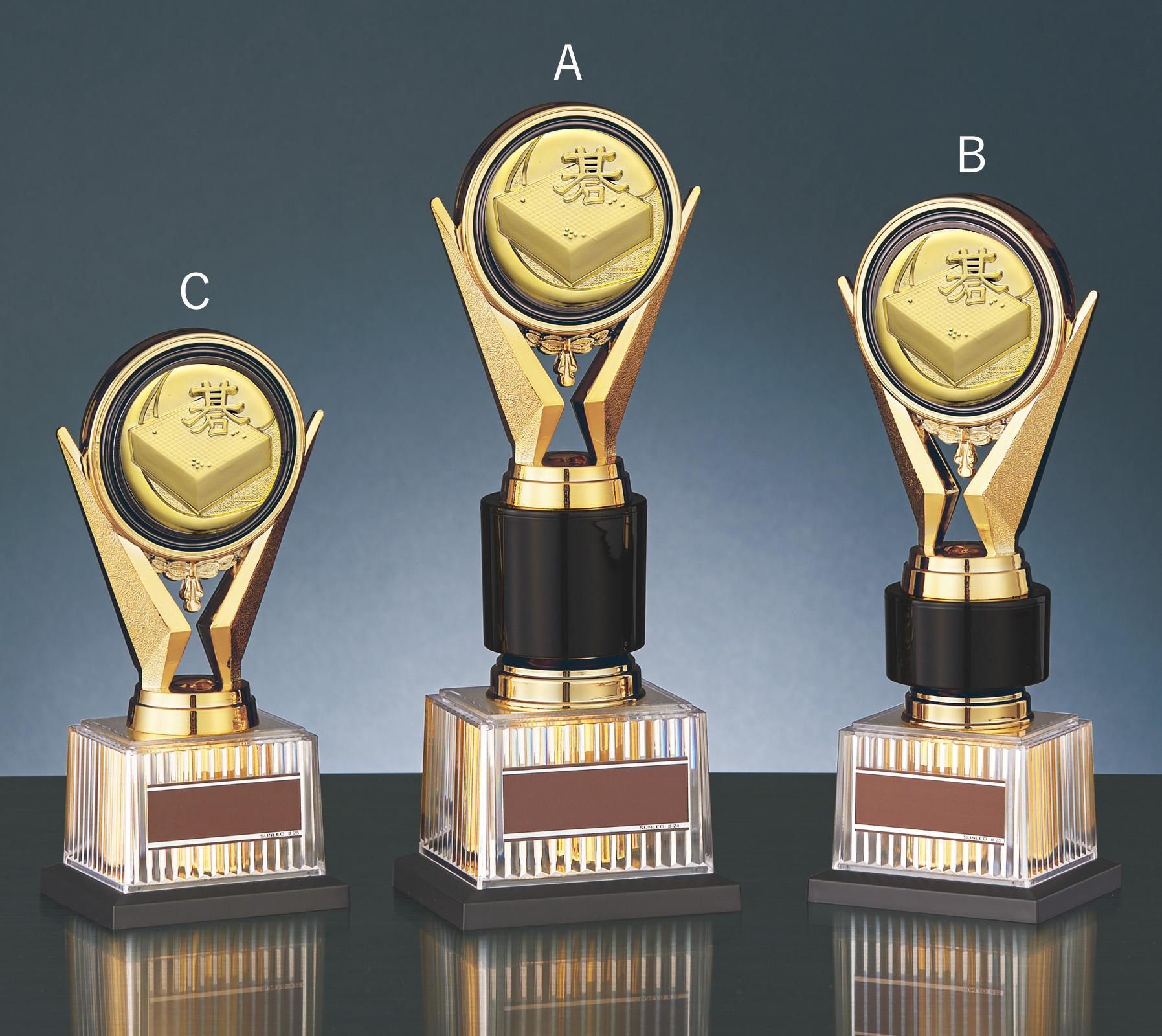 トロフィーの中でも一番人気Aサイズのサイズ感のご紹介 JS-BRZ-4670