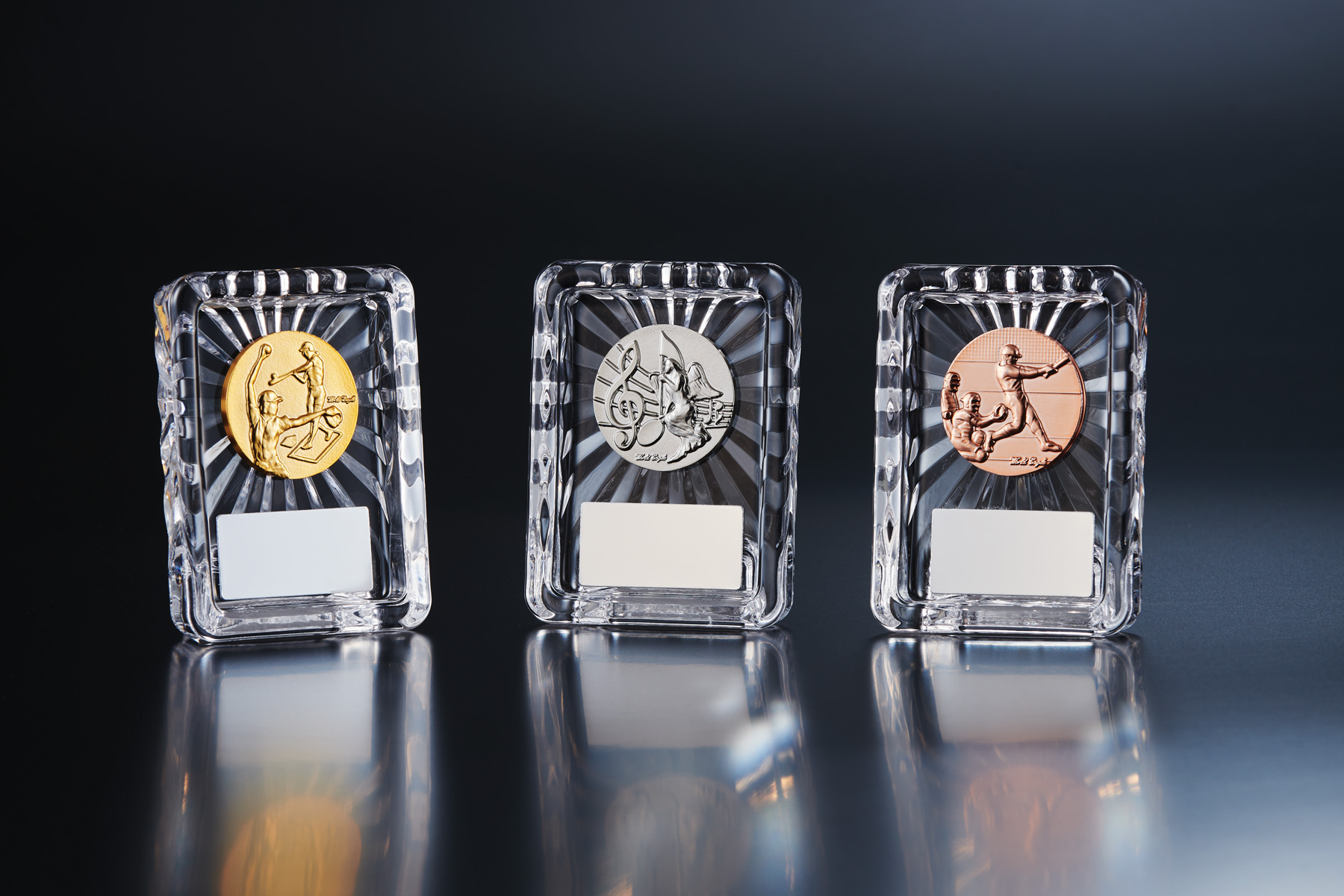 四角いフォルムが可愛らしい人気のガラス表彰楯 JW-S-6023