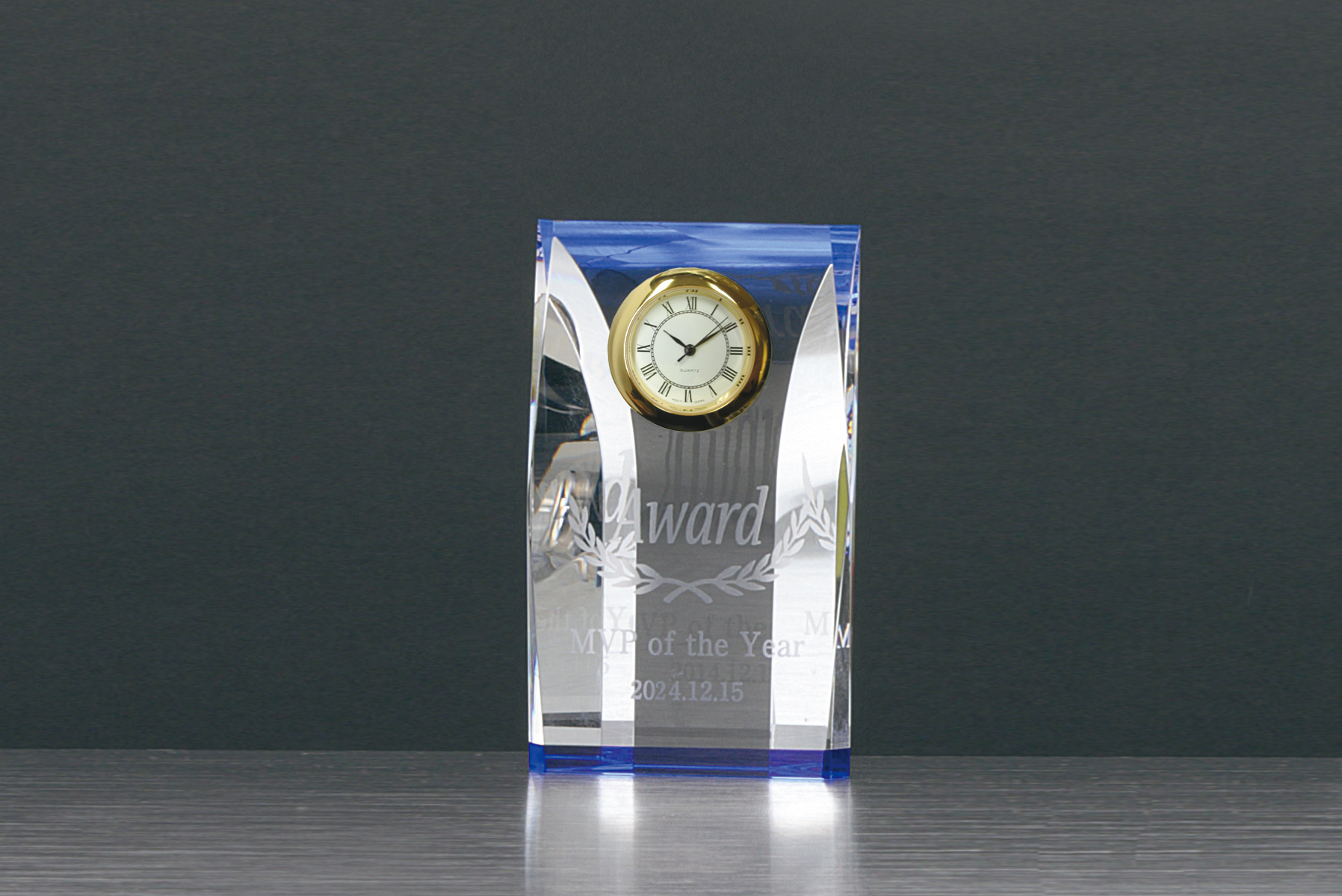 青いガラスが人気のクリスタル時計 JW-SBM-8177