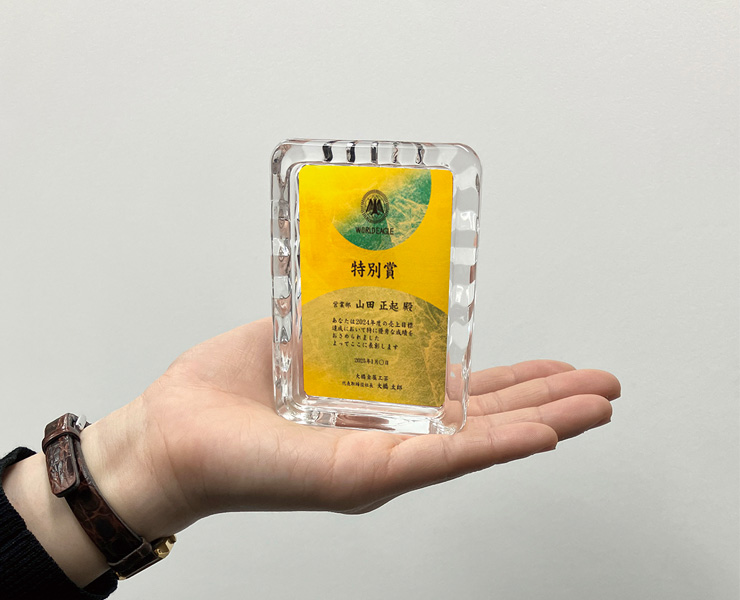 オリジナル・セミオーダー表彰楯　JW-SHV-7805　手に持ったサイズ感