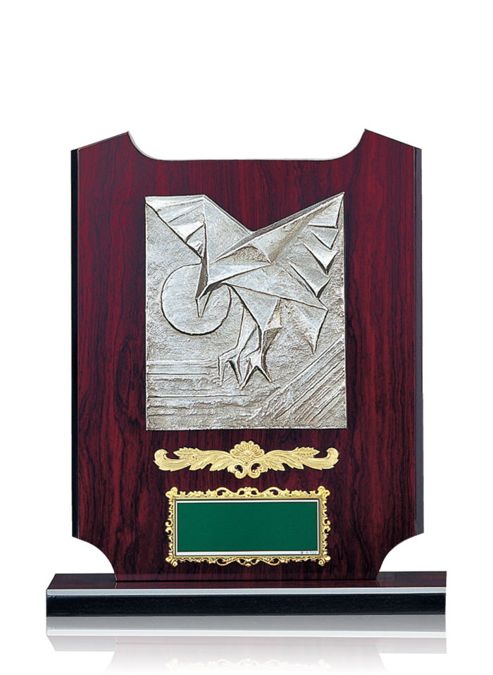 彫刻のような芸術的デザインの木製表彰楯　JW-SO-5156